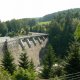 <p>Pastvinská přehrada - pohled na hráz z břehu</p>